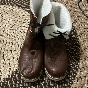 Women’s boots size 9
